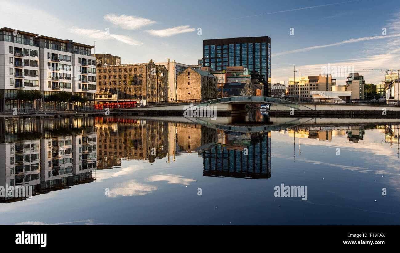 Dublino, Irlanda - 18 Settembre 2016: Appartamento edifici, i blocchi degli uffici e magazzini sono riflesse nella Grand Union Dock in Dublino è ristrutturato Foto Stock