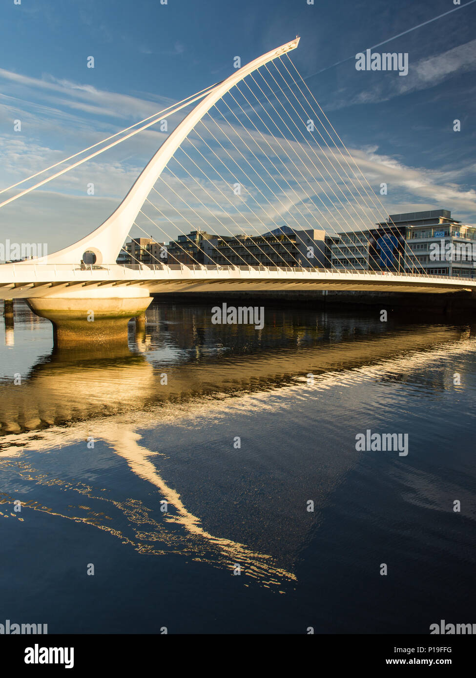 Dublino, Irlanda - 18 Settembre 2016: il cavo-alloggiato Samuel Beckett Bridge, progettato per richiamare l'arpa irlandese, attraversando il fiume Liffey a Dublino Foto Stock