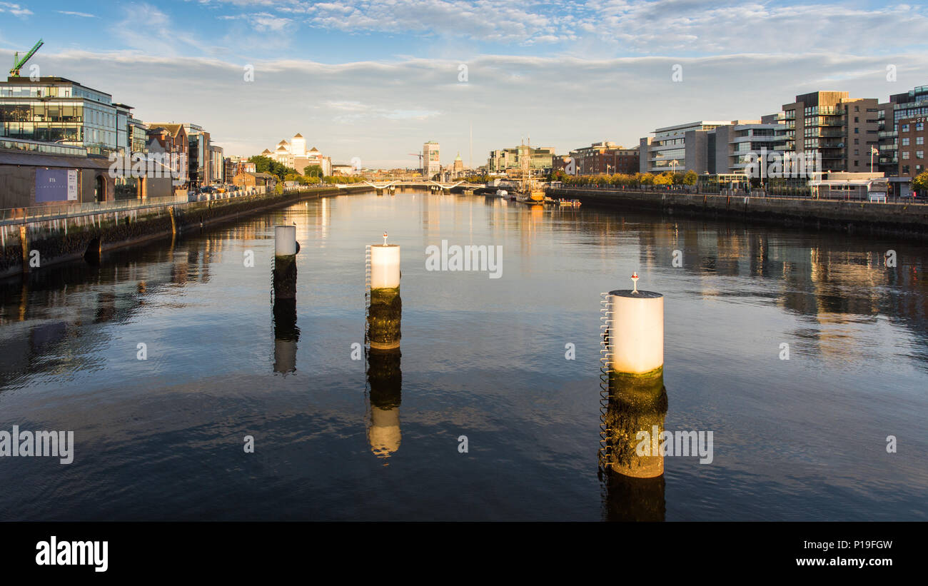 Dublino, Irlanda - 18 Settembre 2016: Il centro di Dublino paesaggio lungo il fiume Liffey visto da Samuel Beckett Bridge. Foto Stock