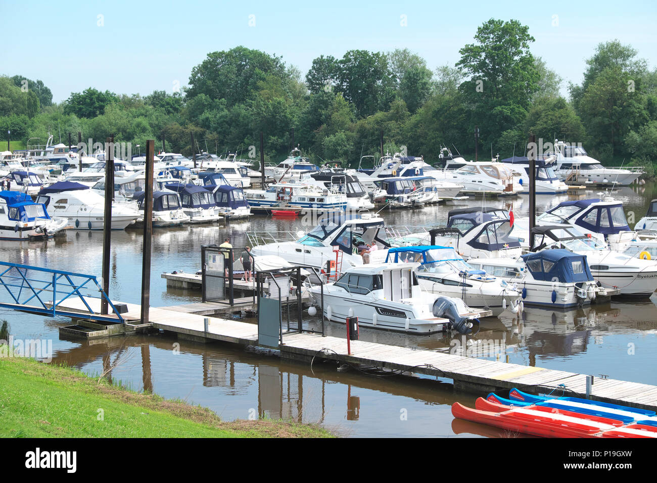 Upton on Severn WORCESTERSHIRE REGNO UNITO la barca marina accanto al fiume Severn Foto Stock