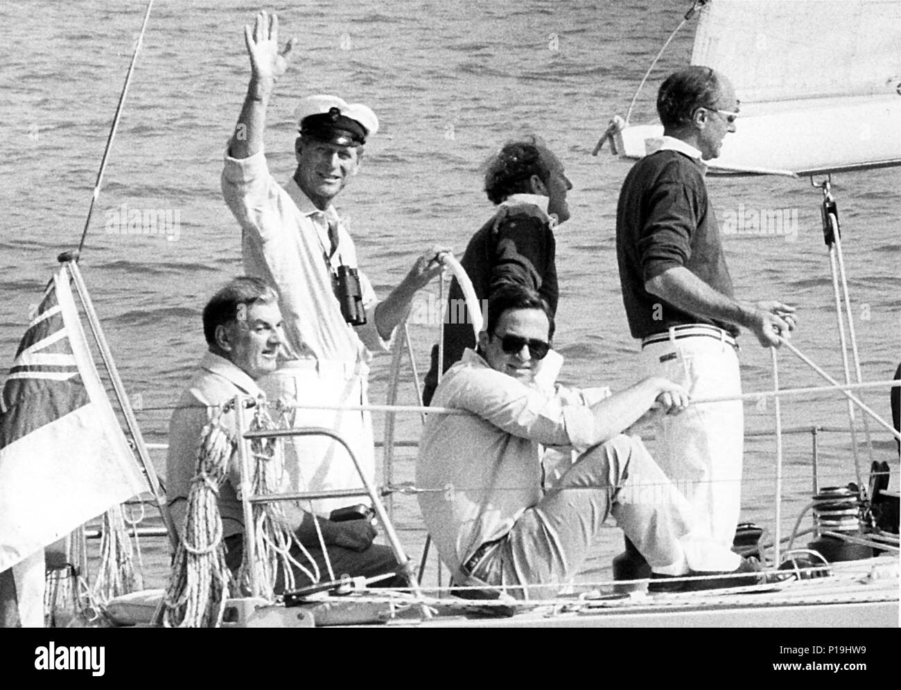 IL PRINCIPE FILIPPO E IL RE COSTANTINO DI GRECIA NAVIGANDO A COWES A BORDO DI YEOMAN XXI 1983 Foto Stock