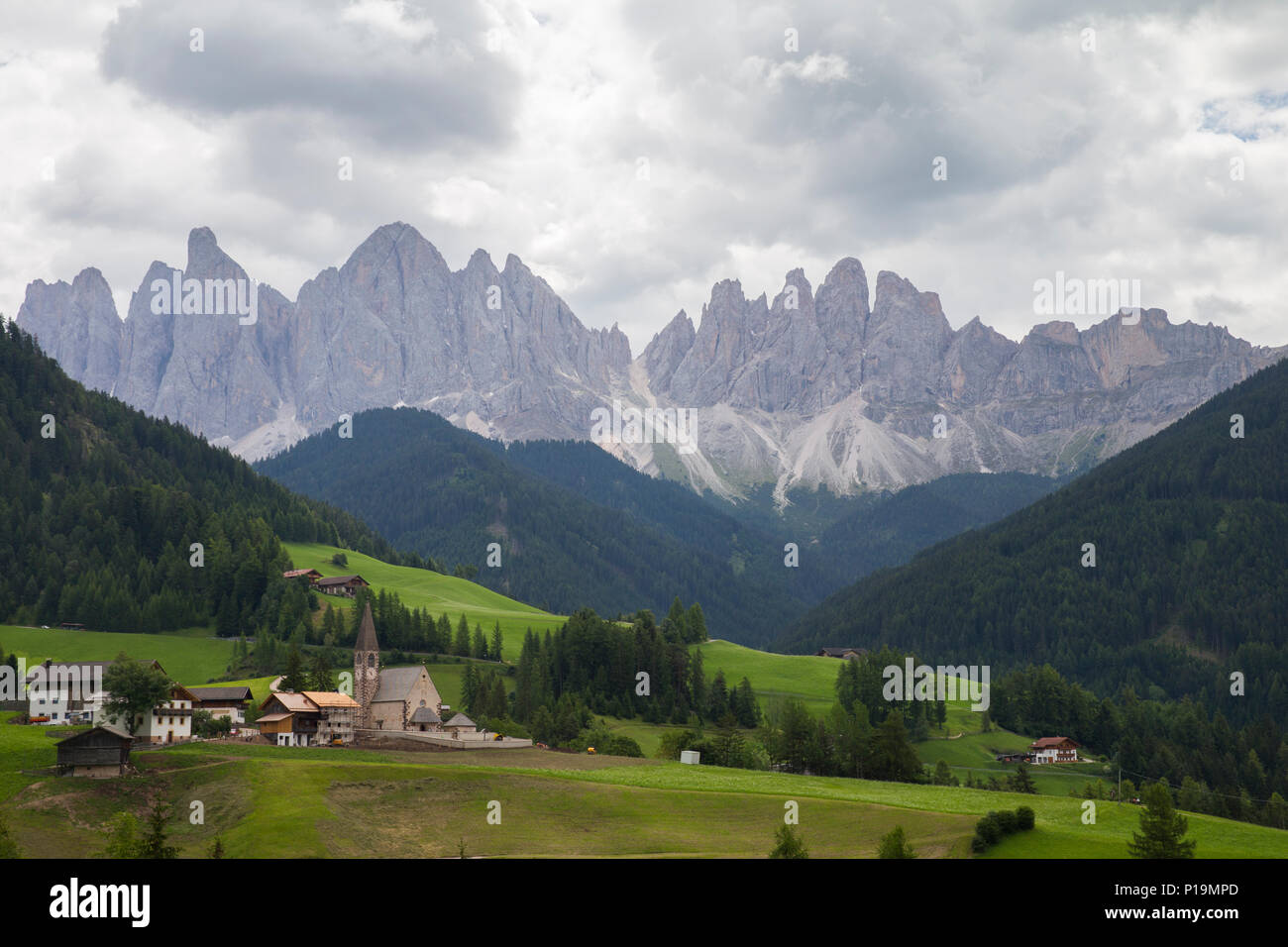 Maddalena villaggio in Val di Funes/Villnoss valley, provincia del sud Tirolo, Italia Foto Stock