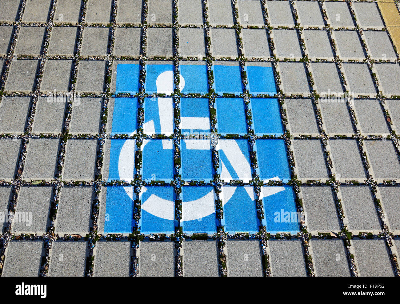 Parcheggio Disabili spot - infrastruttura di trasporto della segnaletica stradale e segno. Foto Stock