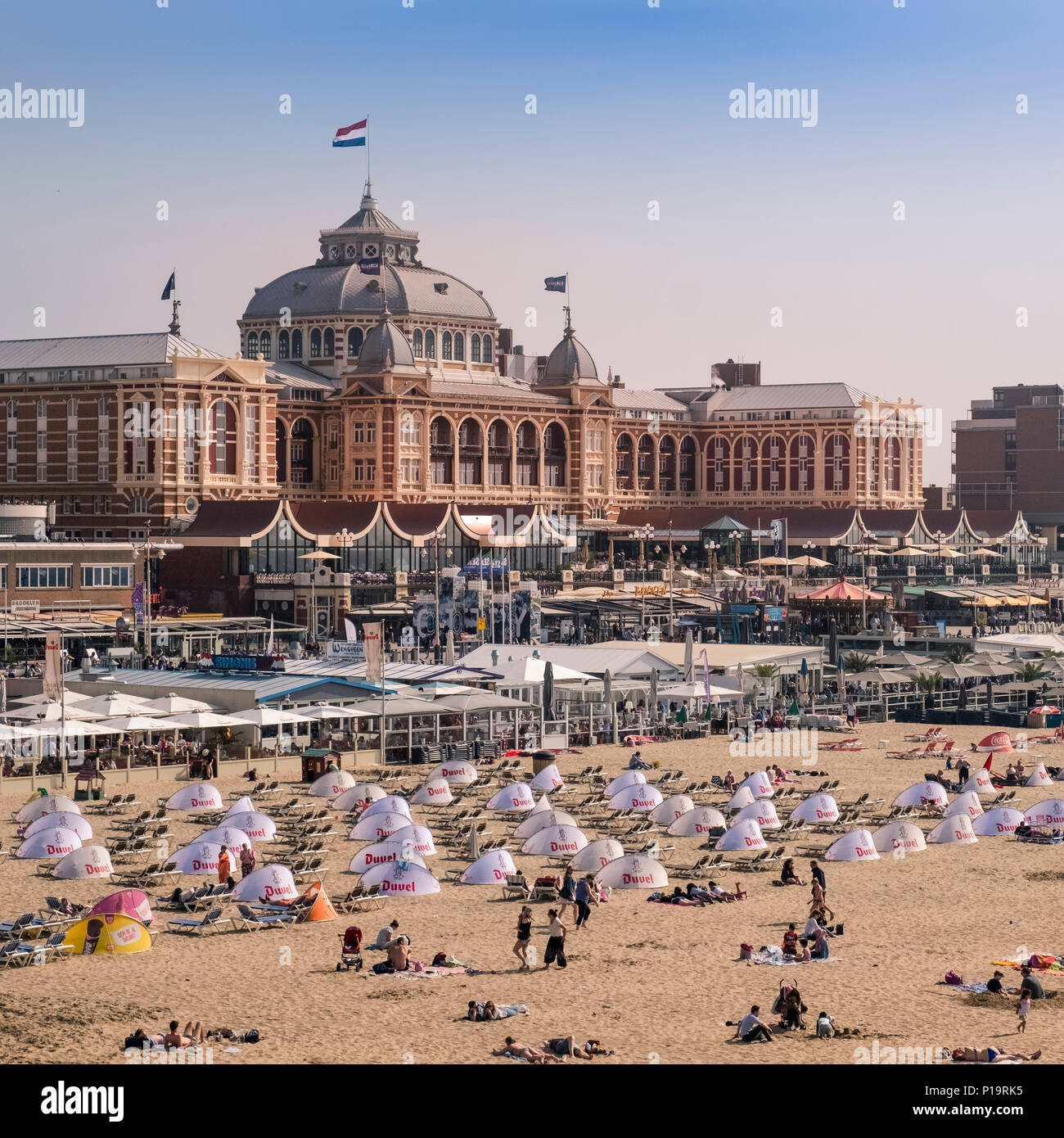 Alla spiaggia di Scheveningen e Holland Casino edificio, un popolare resort sulla costa vicino a L'Aia (Den Haag), Paesi Bassi. Foto Stock