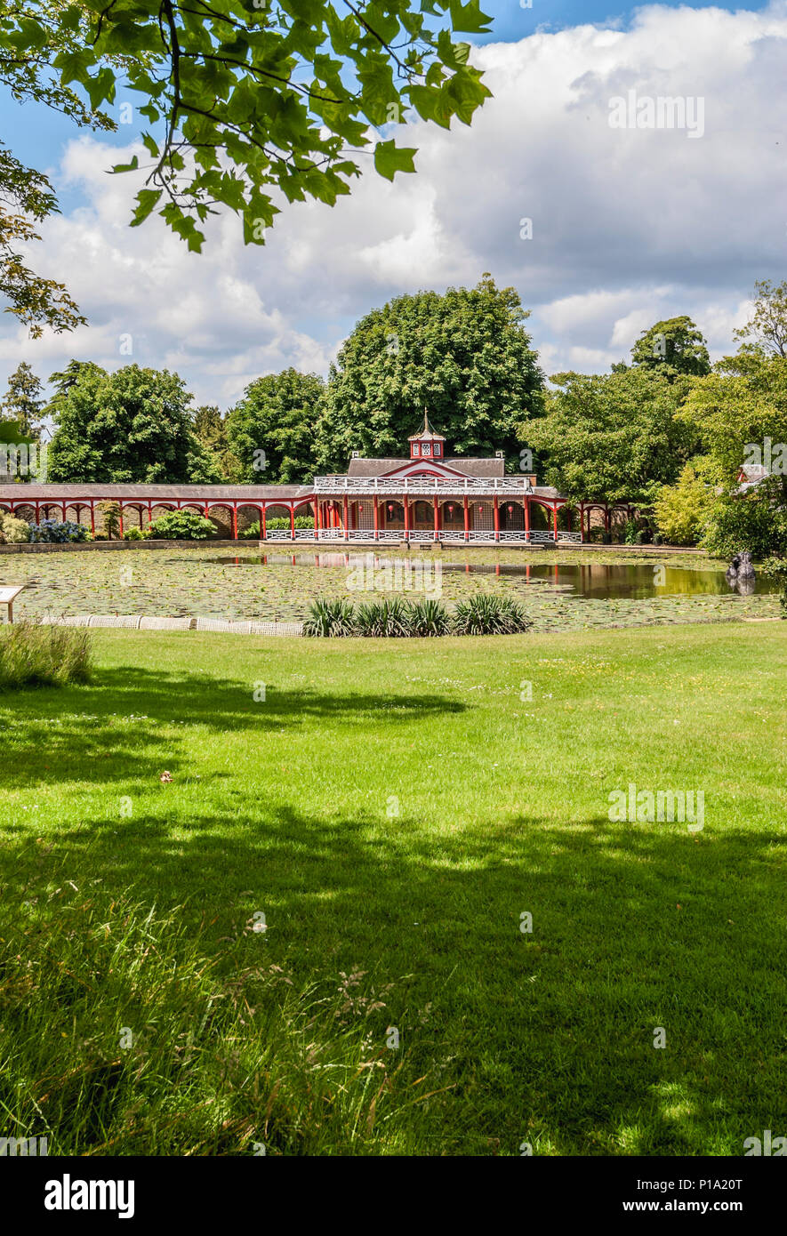 Il Laghetto di cinesi e casa a Woburn Abbey e giardini, vicino a Woburn, Bedfordshire, Inghilterra. È la sede del duca di Bedford e la posizione di Foto Stock