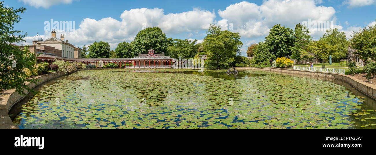 Chinese Pond and House at Woburn Abbey and Gardens, vicino a Woburn, Bedfordshire, Inghilterra Foto Stock