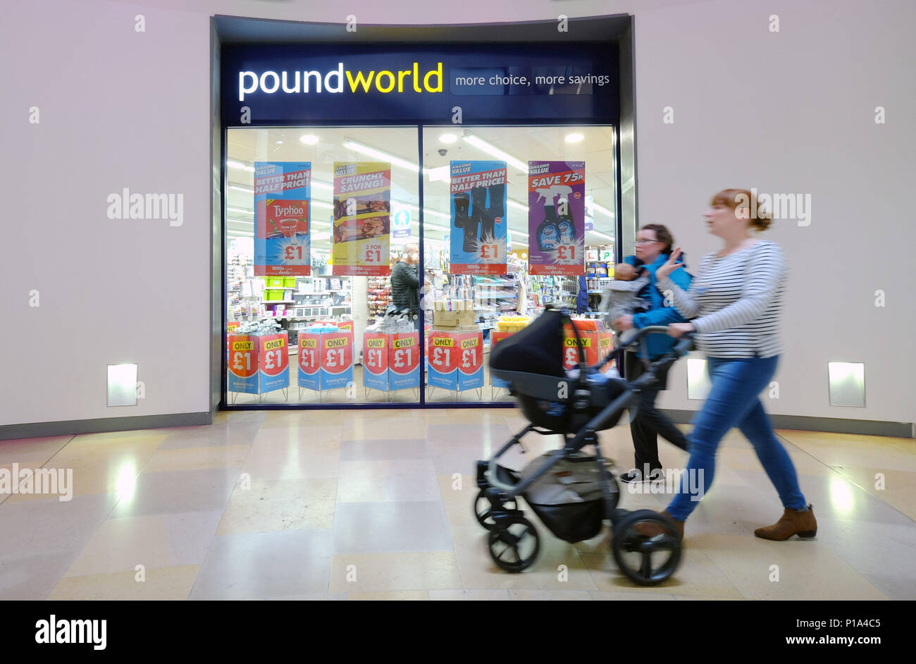 Un Poundworld store nel centro commerciale Ocean Terminal, Leith, Edimburgo. Il rivenditore di bilancio è diventato il più recente incidente al dettaglio sulla British high street come è chiamato in amministratori di lunedì, mettendo 5.100 posti di lavoro a rischio. Foto Stock