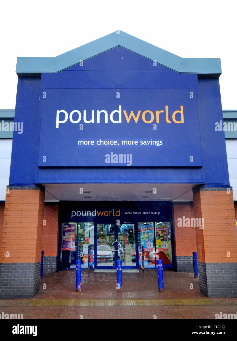 Un negozio Poundworld a Seafield Retail Park, Edimburgo. Il rivenditore di bilancio è diventato il più recente incidente al dettaglio sulla British high street come è chiamato in amministratori di lunedì, mettendo 5.100 posti di lavoro a rischio. Foto Stock