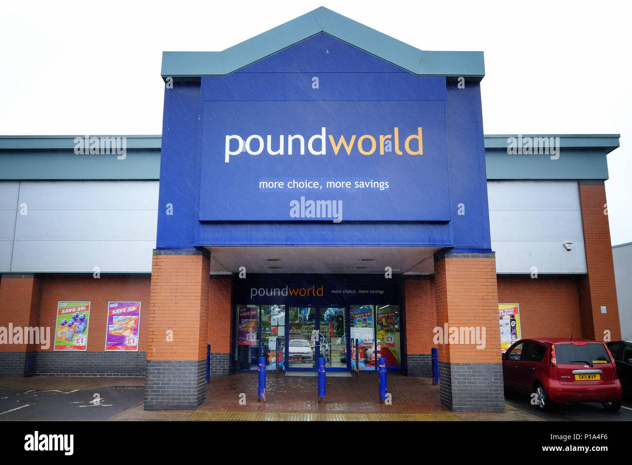 Un negozio Poundworld a Seafield Retail Park, Edimburgo. Il rivenditore di bilancio è diventato il più recente incidente al dettaglio sulla British high street come è chiamato in amministratori di lunedì, mettendo 5.100 posti di lavoro a rischio. Foto Stock