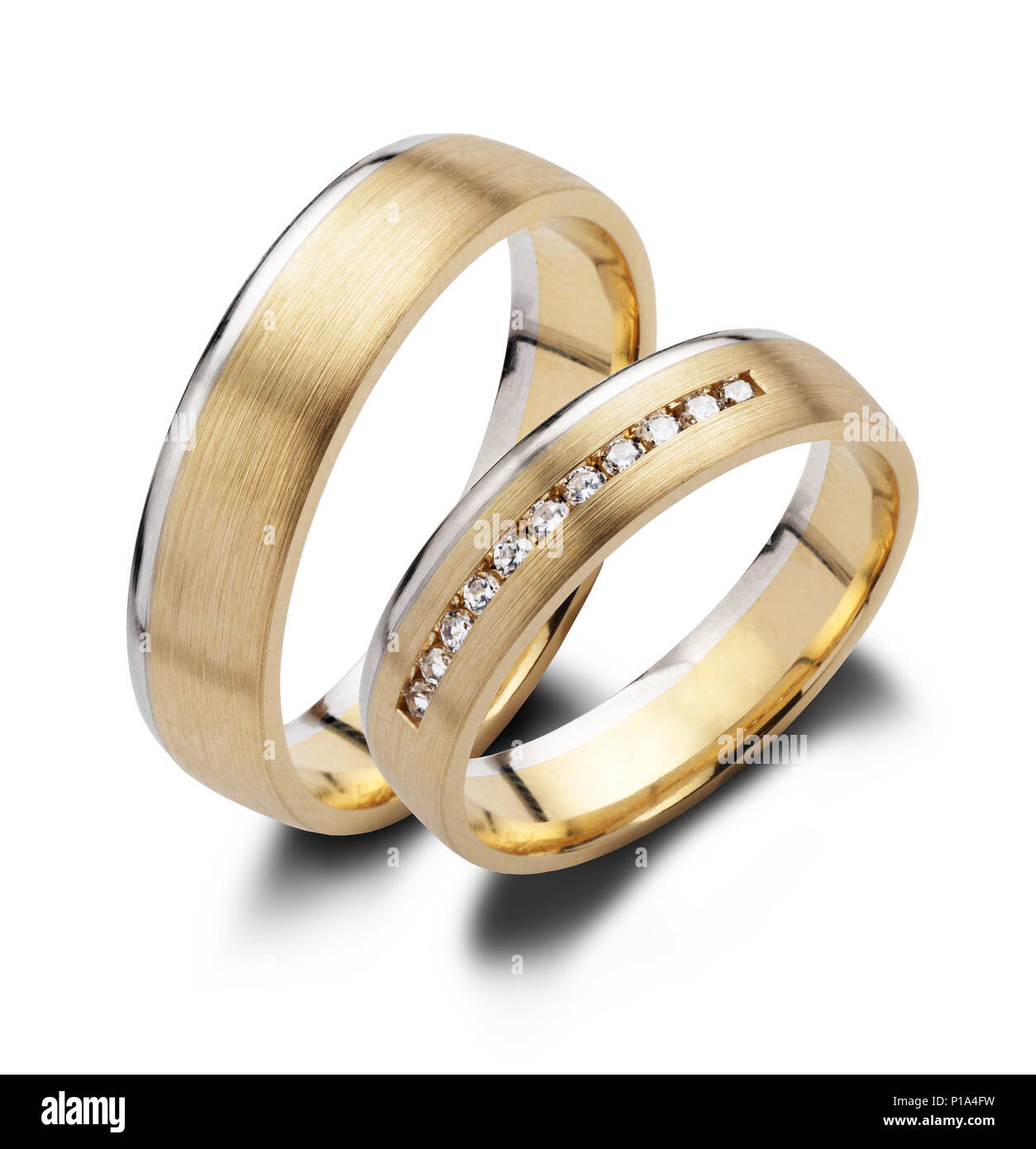 Una coppia di anelli di nozze, isolato su sfondo bianco Foto stock - Alamy