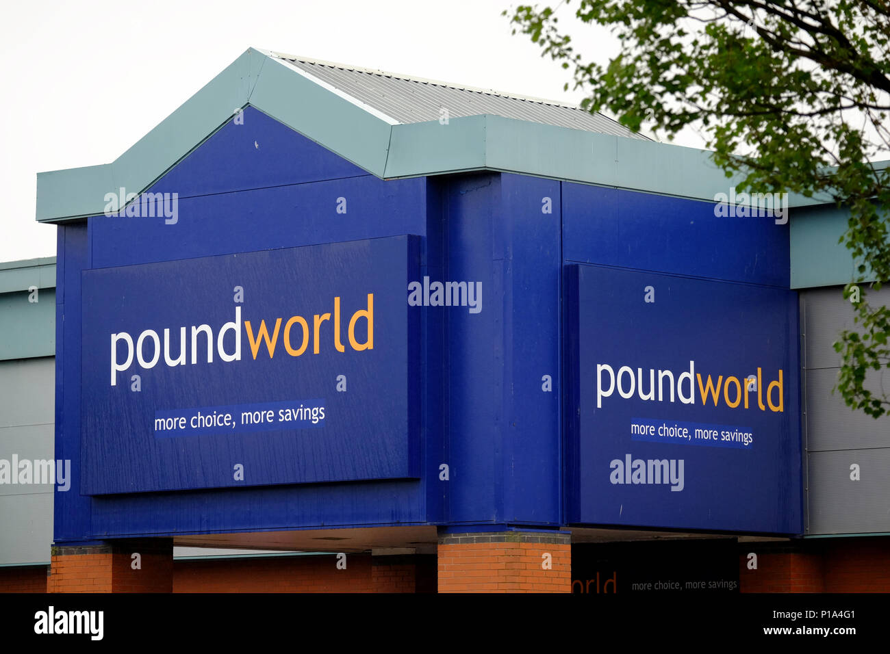 Un negozio Poundworld a Seafield Retail Park, Edimburgo. Il rivenditore di bilancio è diventato il più recente incidente al dettaglio sulla British high street come è chiamato in amministratori di lunedì, mettendo 5.100 posti di lavoro a rischio. Foto Stock