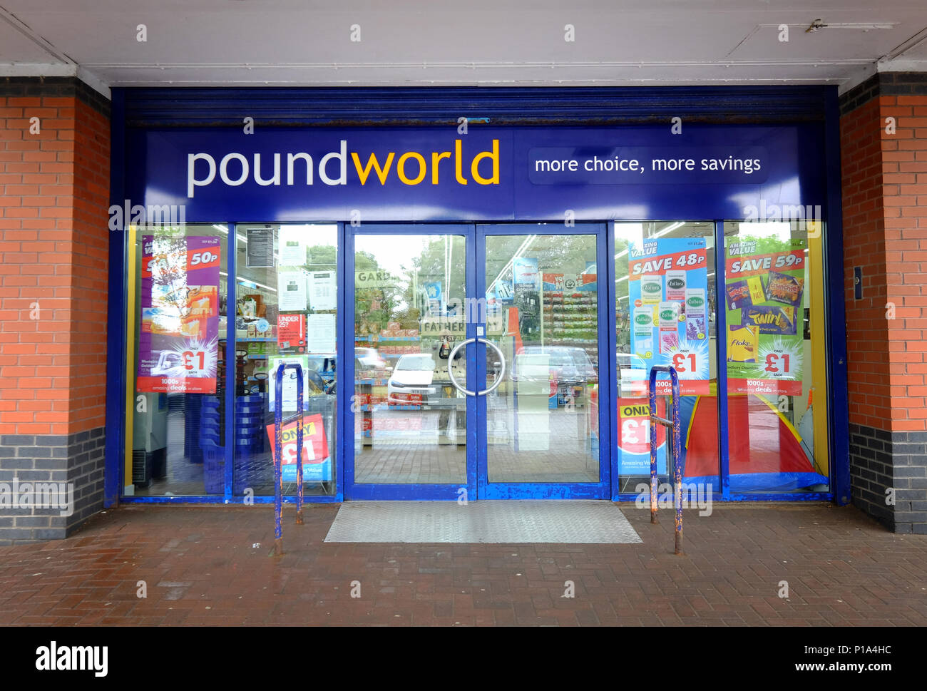 Un negozio Poundworld a Seafield Retail Park, Edimburgo. Il rivenditore di bilancio è diventato il più recente incidente al dettaglio sulla British high street come è chiamato in amministratori di lunedì, mettendo 5.100 posti di lavoro a rischio. Foto Stock