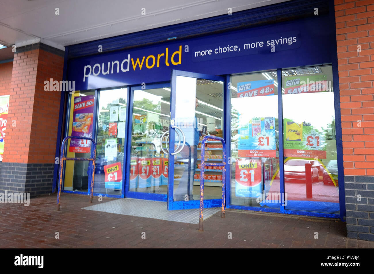Un negozio Poundworld a Seafield Retail Park, Edimburgo. Il rivenditore di bilancio è diventato il più recente incidente al dettaglio sulla British high street come è chiamato in amministratori di lunedì, mettendo 5.100 posti di lavoro a rischio. Foto Stock