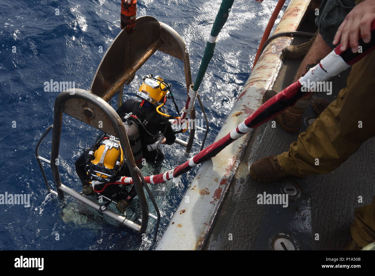 Stati Uniti Navy Divers di Mobile Diving e unità di soccorso 2 preparare per abbassare il palcoscenico per condurre un sottomarino di operazione di recupero nel mar Tirreno, l'Italia, 6 ott. 2016. Il Mobile Diving e unità di soccorso 2 sta lavorando con la difesa POW/mia agenzia di contabilità (DPAA) per localizzare il servizio degli Stati Uniti i membri che sono andati perduti quando un B-24 Liberator si è schiantato durante la seconda guerra mondiale. La missione di DPAA è quello di realizzare nella massima misura possibile la contabilità per il nostro personale mancante per le loro famiglie e per la nazione. (U.S. Esercito foto di Spc. Lloyd Villanueva) Foto Stock