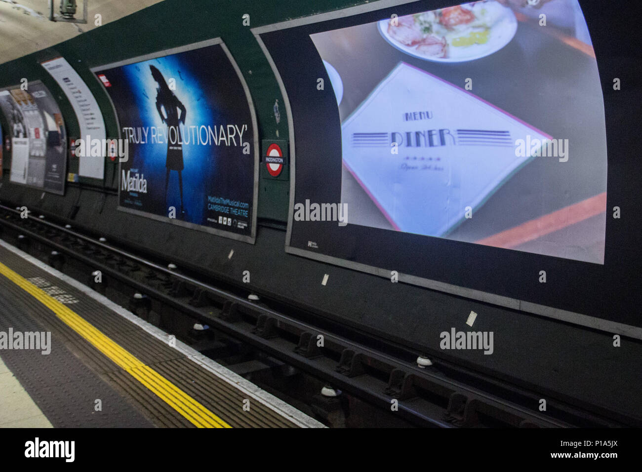 Il Municipio ha annunciato che il cibo spazzatura inserzioni potrebbe essere vietato in tutto il trasporto per Londra (TfL) network. Sindaco di Londra, Sadiq Khan, dice che vuole affrontare i capitelli "ticchettio di bomba a orologeria" del bambino Obesità. Se la proposta sarà approvata, 'insalubri cibi e bevande' inserzioni saranno bandite sulla metropolitana di Londra, Overground, autobus e pensiline. Dotato di: atmosfera, vista in cui: London, England, Regno Unito quando: 11 maggio 2018 Credit: Wheatley/WENN Foto Stock