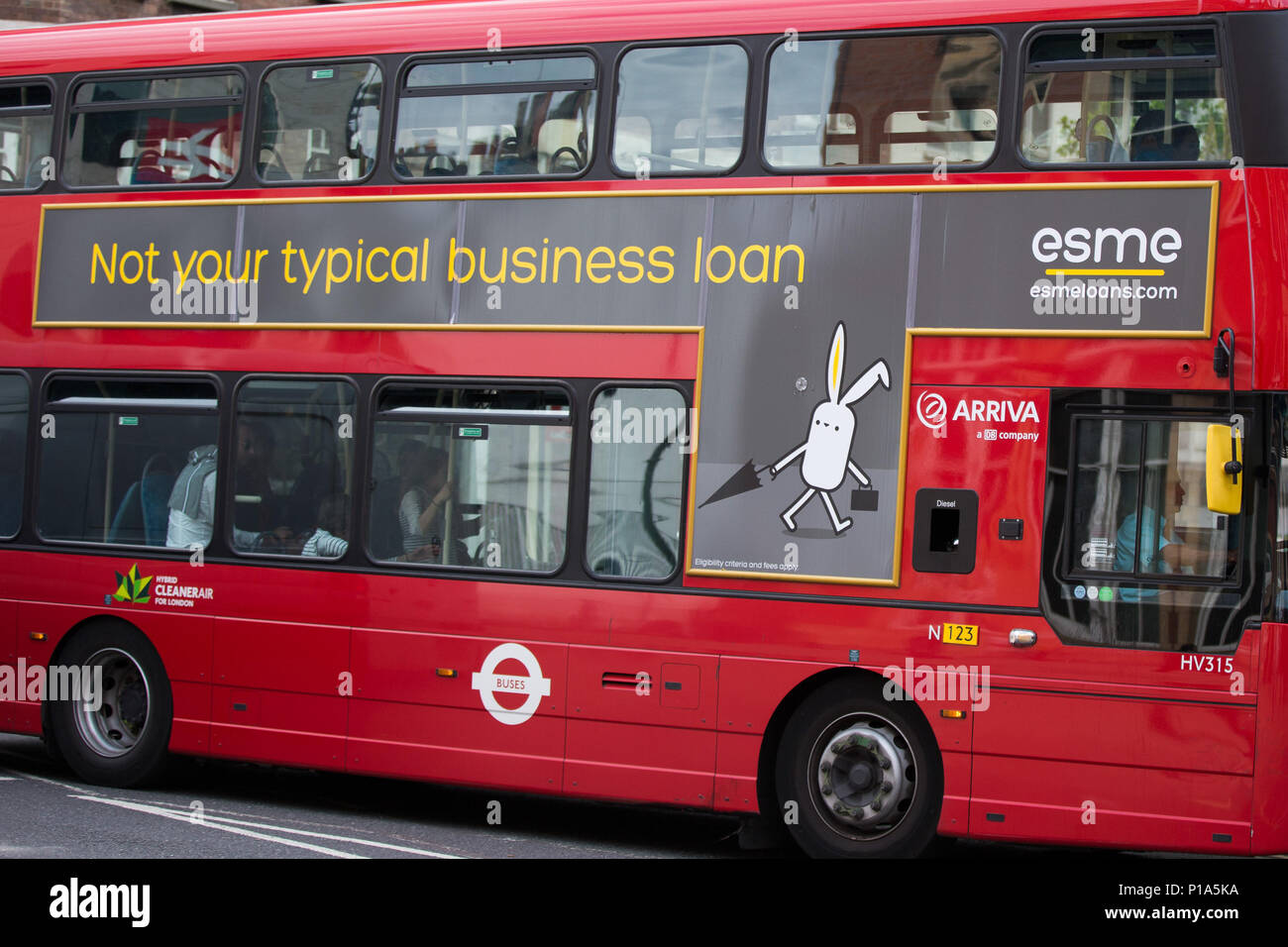 Il Municipio ha annunciato che il cibo spazzatura inserzioni potrebbe essere vietato in tutto il trasporto per Londra (TfL) network. Sindaco di Londra, Sadiq Khan, dice che vuole affrontare i capitelli "ticchettio di bomba a orologeria" del bambino Obesità. Se la proposta sarà approvata, 'insalubri cibi e bevande' inserzioni saranno bandite sulla metropolitana di Londra, Overground, autobus e pensiline. Dotato di: atmosfera, vista in cui: London, England, Regno Unito quando: 11 maggio 2018 Credit: Wheatley/WENN Foto Stock