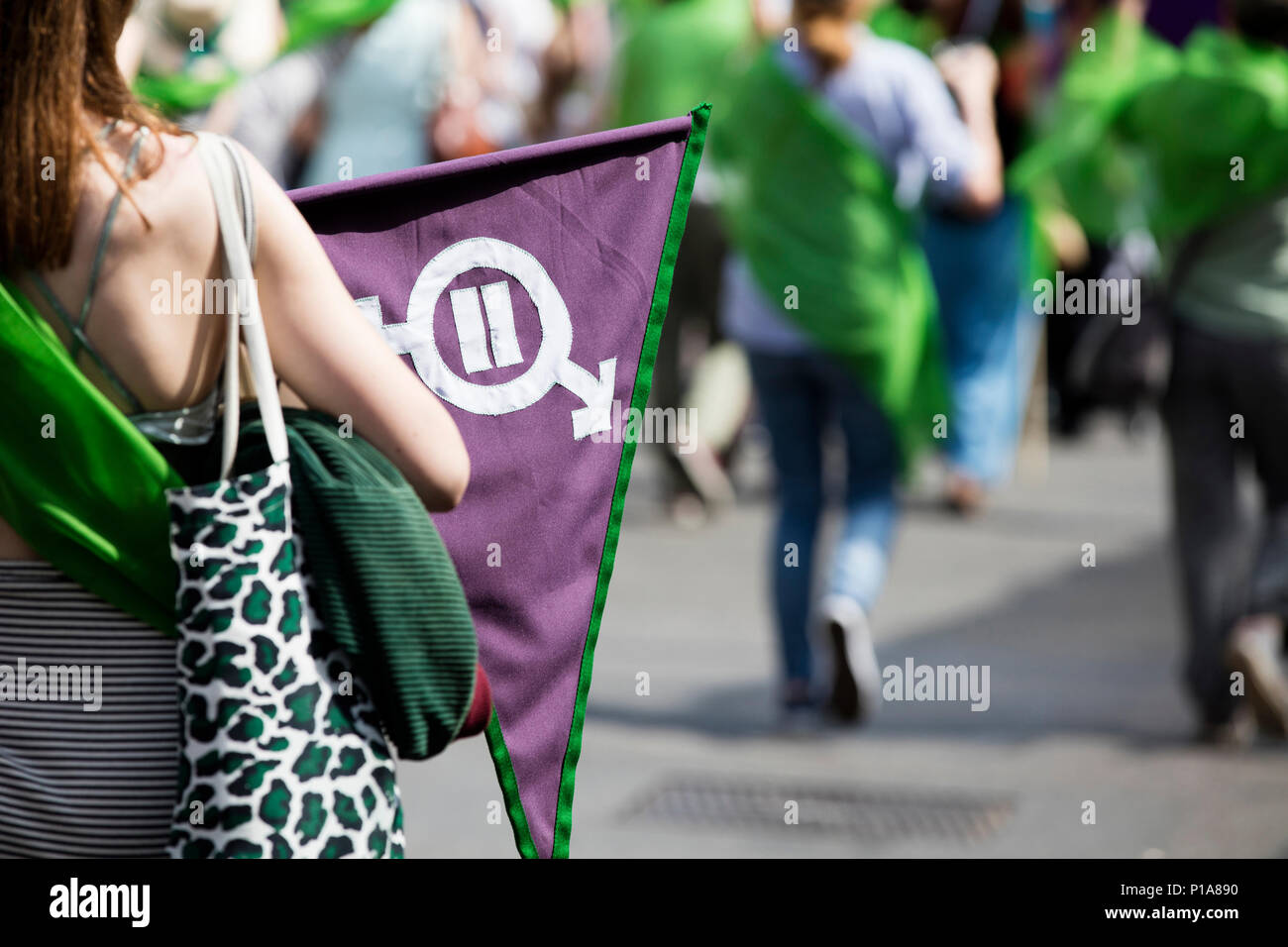 Una persona con un sesso parità di banner in una protesta politica marzo Foto Stock