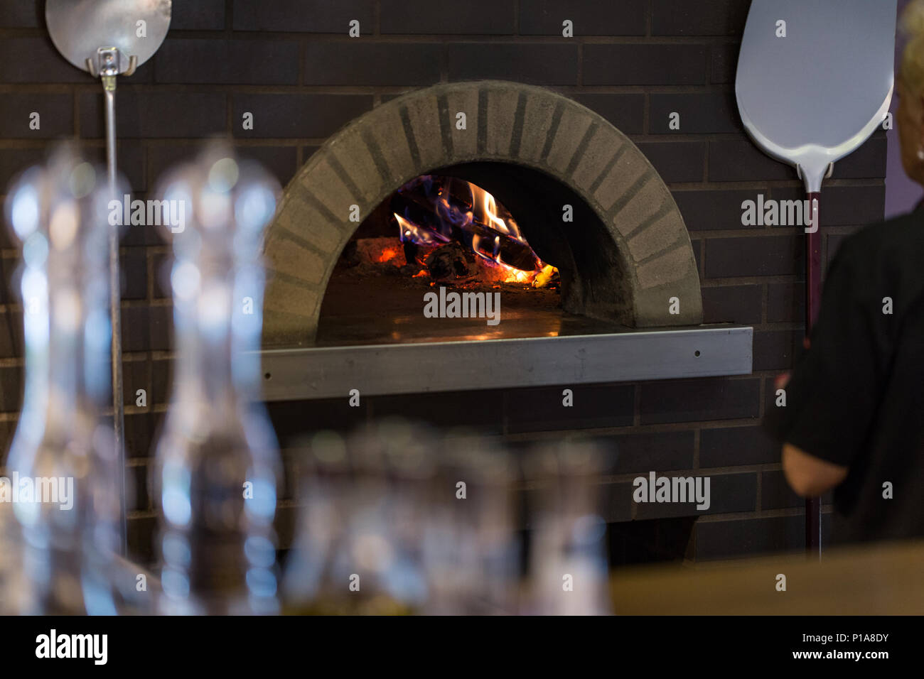 A legna tradizionale forno a legna con fiamma all'interno. Foto Stock