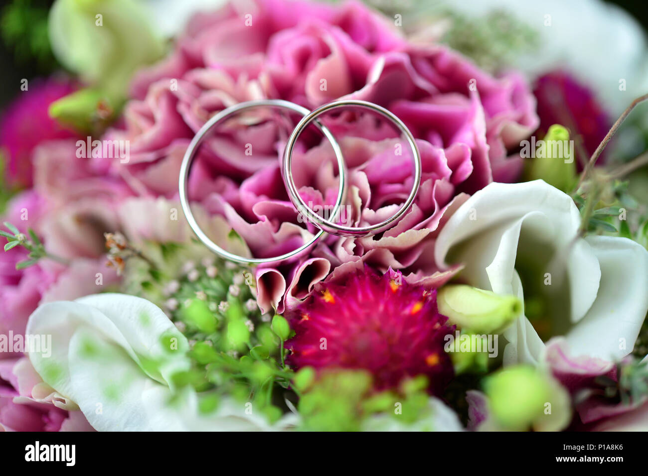 Hannover, Germania, gli anelli di nozze su un bouquet nuziale a un matrimonio Foto Stock