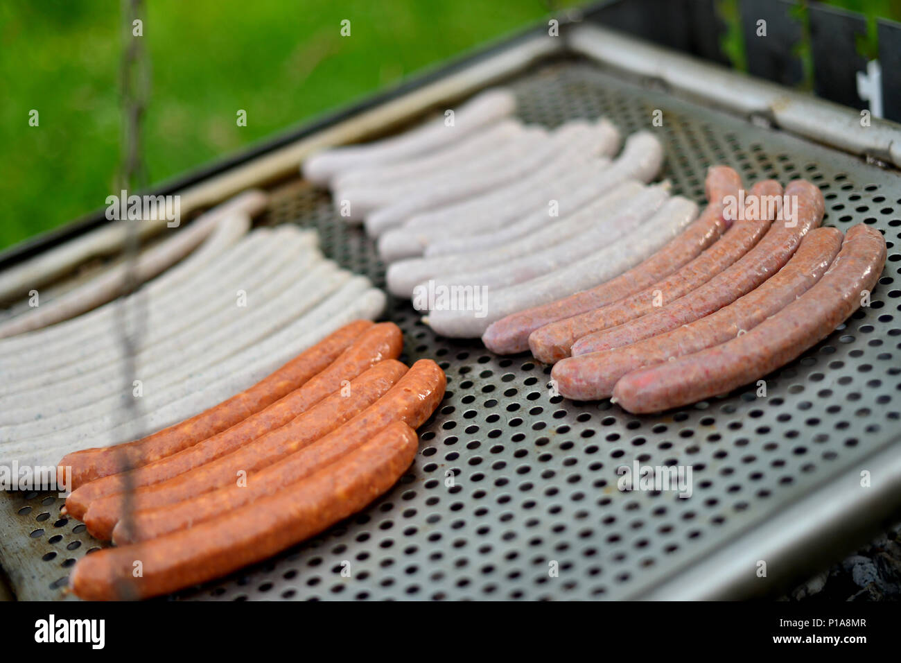 Wackernheim, Germania, il bratwurst su una griglia di oscillazione Foto Stock