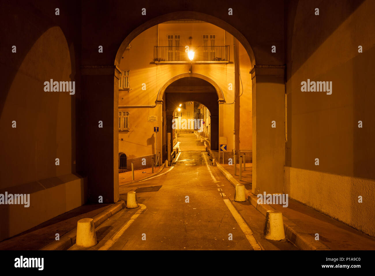 Francia, bella città di notte, strada sotto edifici con passaggio arcuato nella Città Vecchia - Vieille Ville Foto Stock