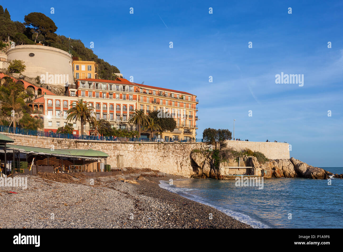 Città di Nizza in Francia, la spiaggia e il mare sulla Riviera francese Foto Stock