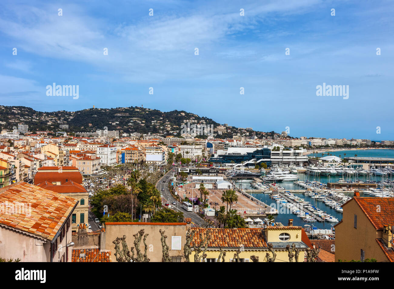 Città di Cannes cityscape in Francia, vista da Vieux Port e Palais des Festivals in Costa Azzurra Foto Stock