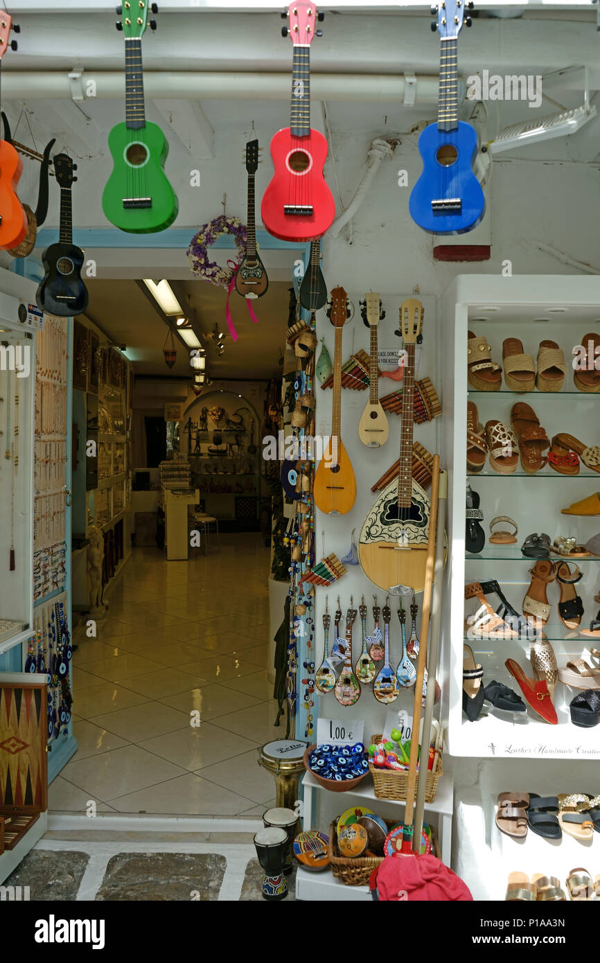 Negozio di souvenir con strumenti musicali, la cittadina di Mykonos, Cicladi, Grecia Foto Stock