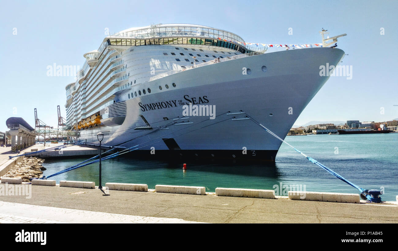 Spagna, Andalusia: Malaga. 2018/03/27. Primo scalo della sinfonia dei mari Maiden Voyage, di tutto il mondo più grande nave da crociera erogata dalla nave STX Foto Stock
