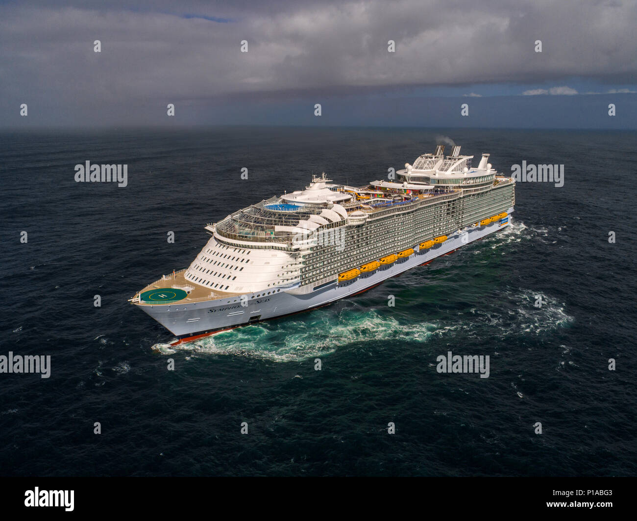 Spagna: al mare, nel mezzo dell'Oceano Atlantico. 2018/03/26. Viaggio inaugurale della sinfonia dei mari di tutto il mondo più grande nave da crociera consegnati b Foto Stock