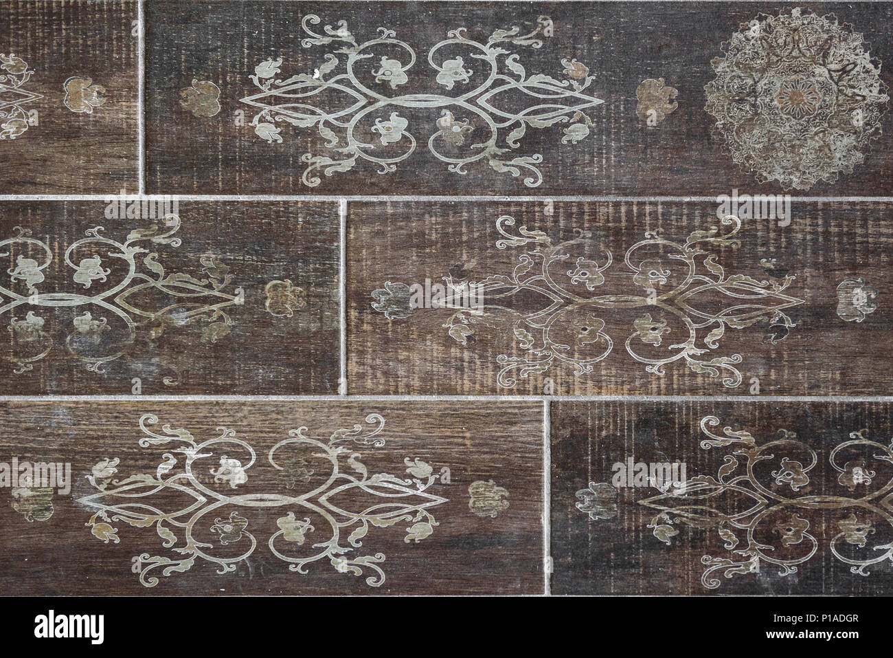 Interno o esterno vintage bagno o della cucina quadrato di piastrelle di ceramica. Immagine del retro pavimentazione interna marrone con pavimentazione in lastre con composizioni floreali Foto Stock