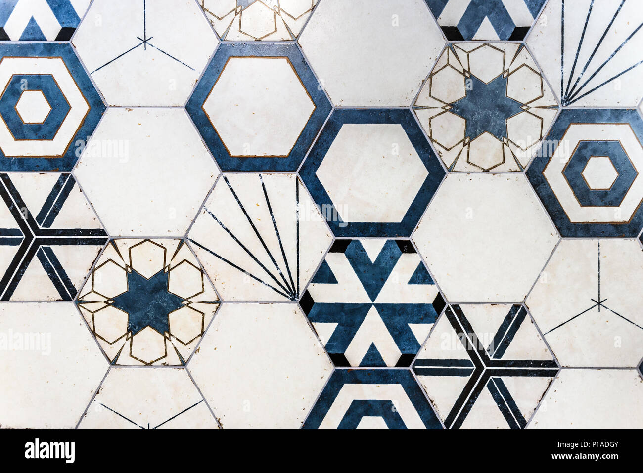 Colorata esagonale moderno bagno, toilette o in cucina le piastrelle di ceramica parete. Artistico blu e bianco esagonale ornamentali piastrelle ceramiche pattern texture Foto Stock