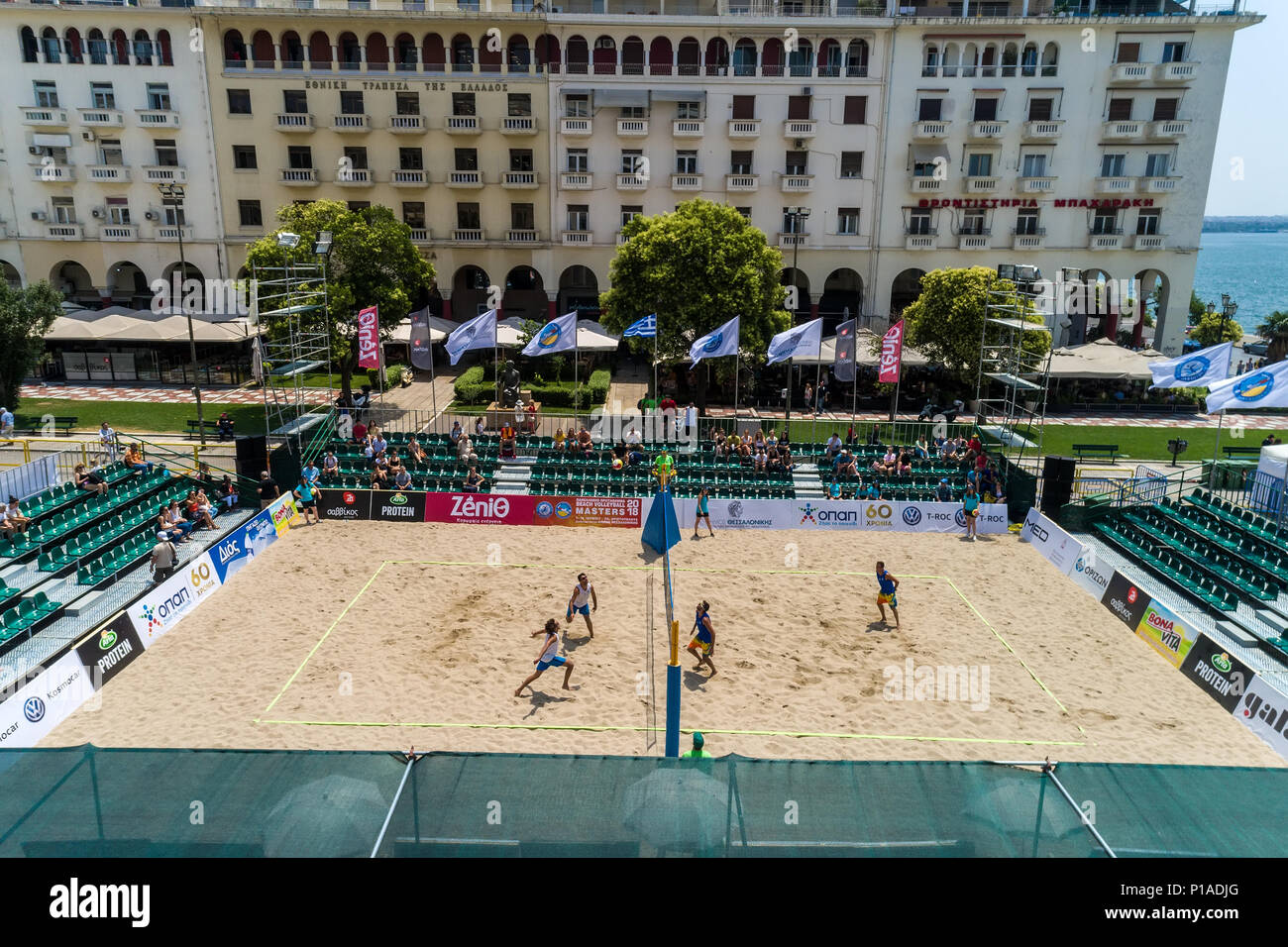 Salonicco - Grecia Giugno 8, 2018: vista aerea dello stadio durante il Campionato Ellenico Beach Volley Masters 2018 a Piazza Aristotelous. Aeri Foto Stock