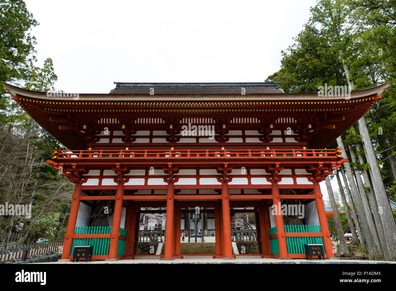 Chumon cancello, ingresso al Kongobu-ji tempio complesso e motivi, Koyasan, Giappone Foto Stock