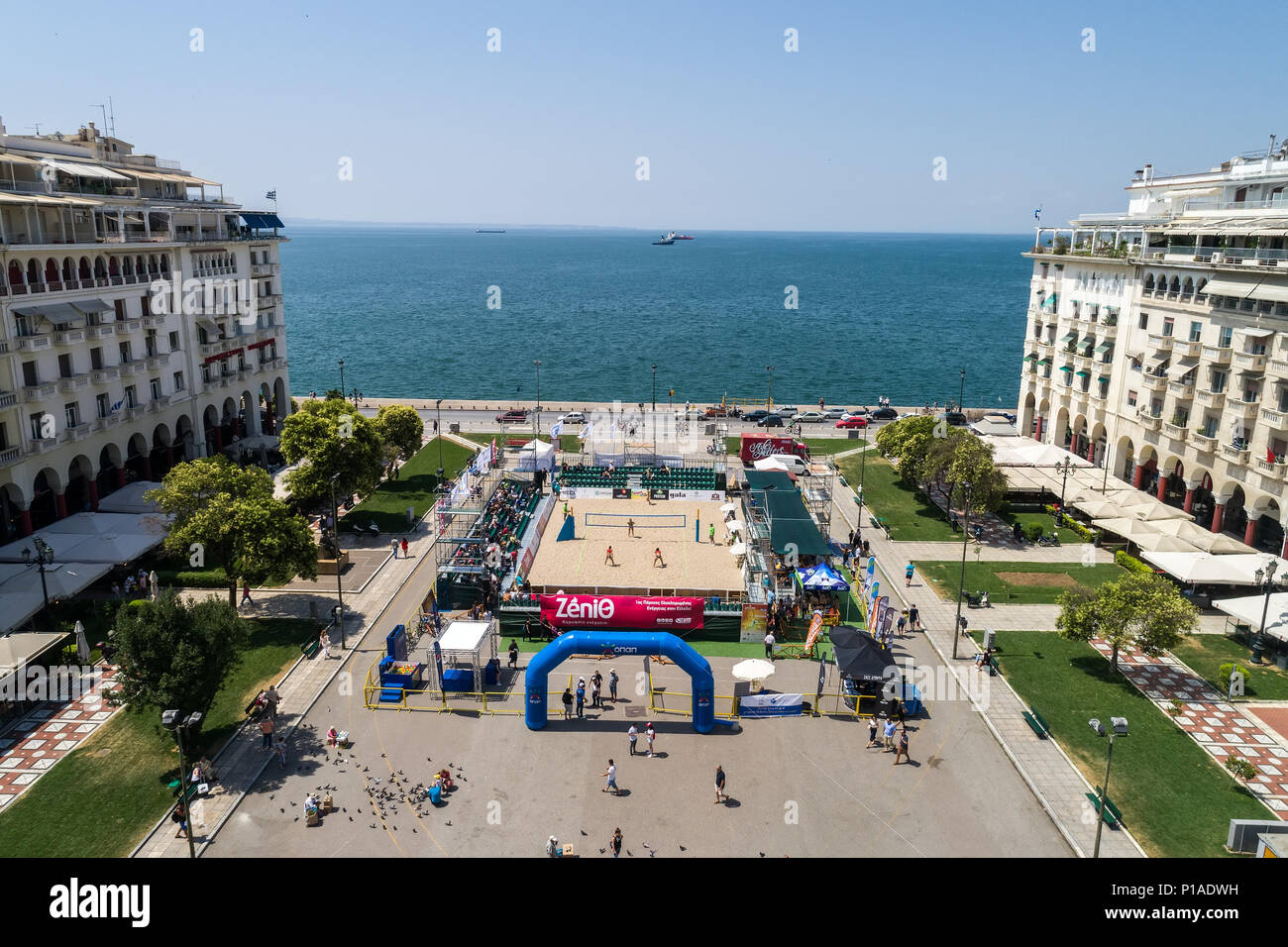 Salonicco - Grecia Giugno 9, 2018: vista aerea dello stadio durante il Campionato Ellenico Beach Volley Masters 2018 a Piazza Aristotelous. Aeri Foto Stock