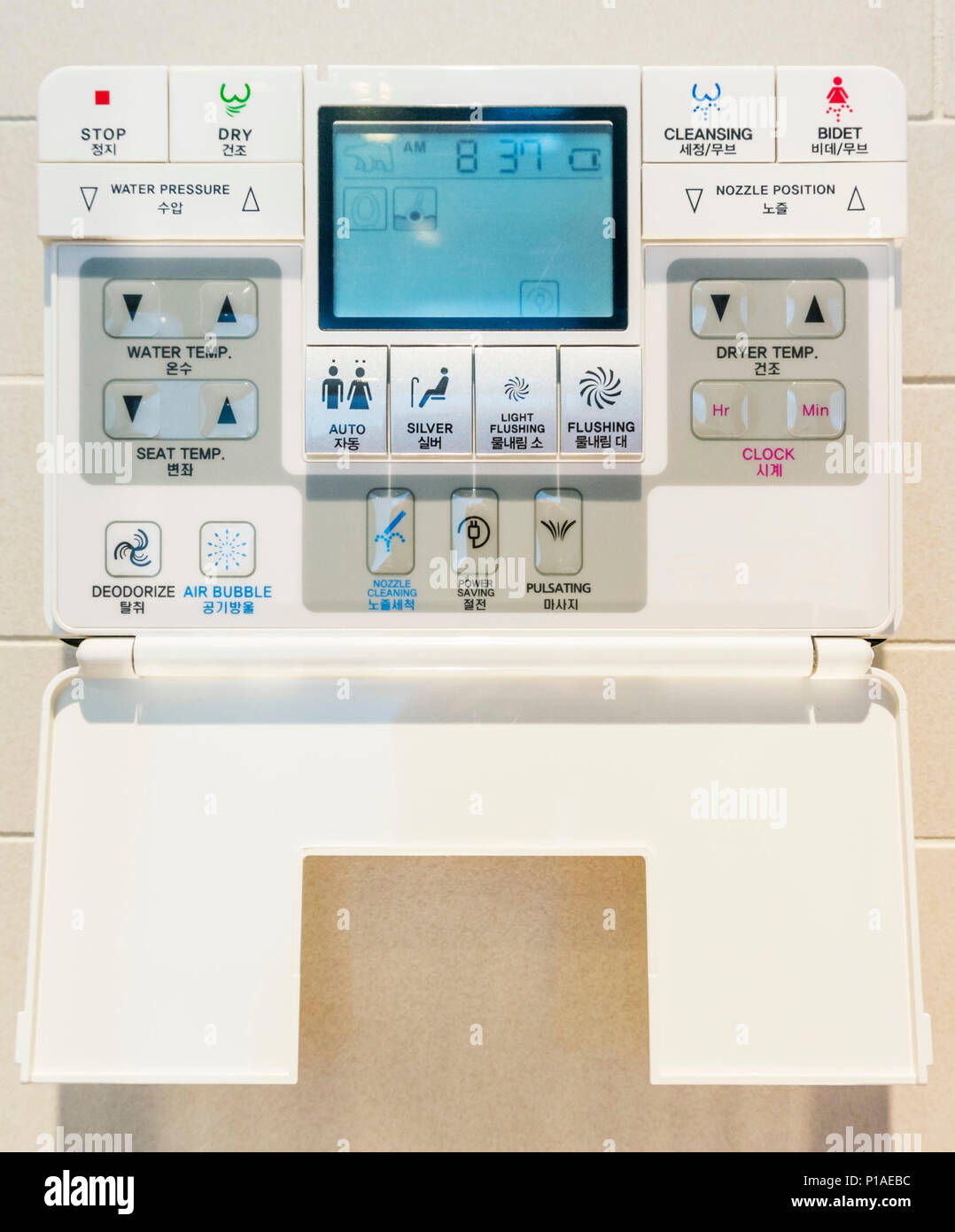 Stile giapponese moderno bagno con bidet funzione di lavaggio smart wc - sistema di flussaggio automatico con varie funzioni di lavaggio a parete il pannello di controllo Foto Stock