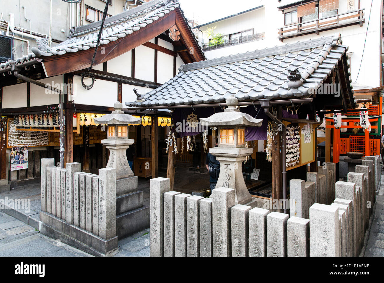 Edifici contenenti le offerte di pregare, lanterne e scorre al tempio Hozenji, Osaka, Giappone Foto Stock