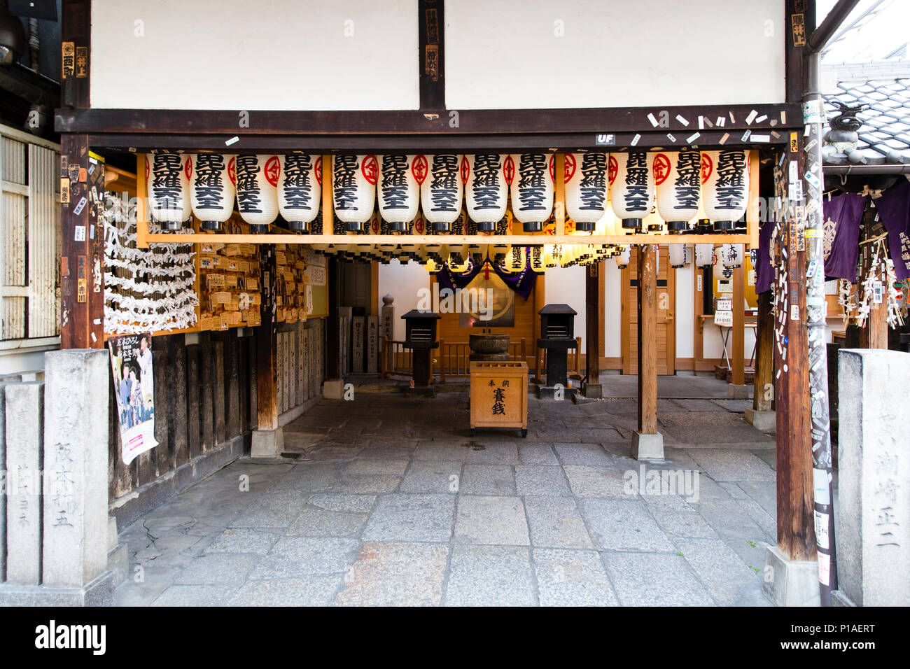 Preghiera lanterne e placche in legno denominato Ema presso il Tempio Hozenji, Osaka, Giappone. Foto Stock