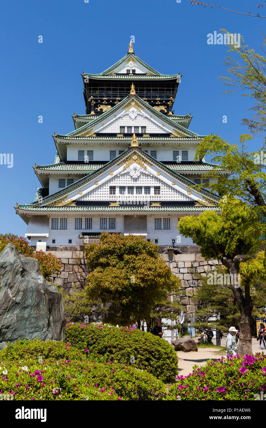 Il Castello di Osaka come visto da dentro le mura del castello. Foto Stock