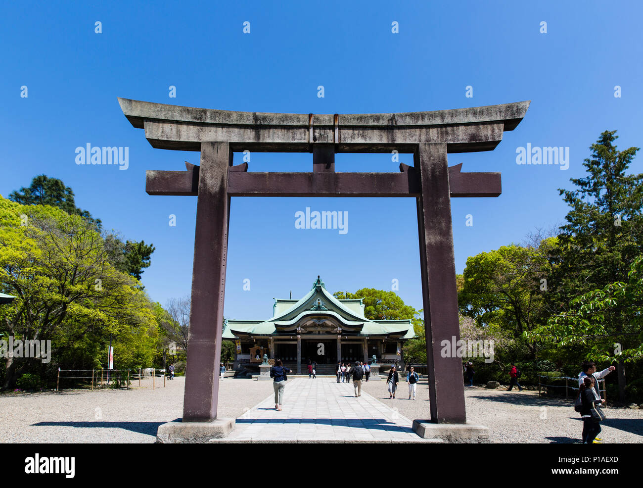 Torii Gate leading fino al Santuario Hokoku fuori del recinto del castello di Osaka, in Giappone. Foto Stock