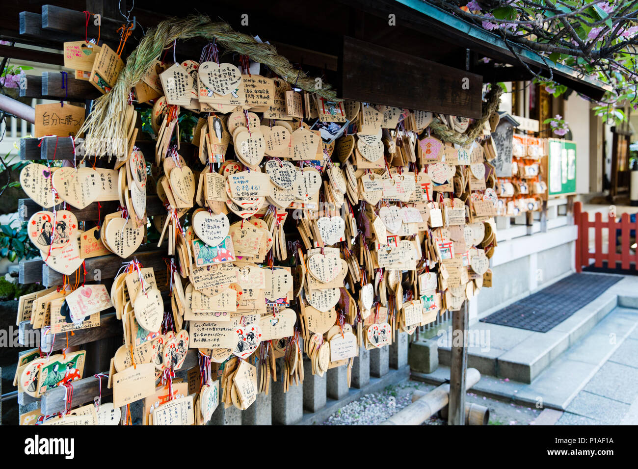 Placche in legno noto come Ema lasciato da adoratori che scrivono le loro preghiere o desideri su a Ohatsu Tenjin Santuario, Osaka, Giappone. Foto Stock