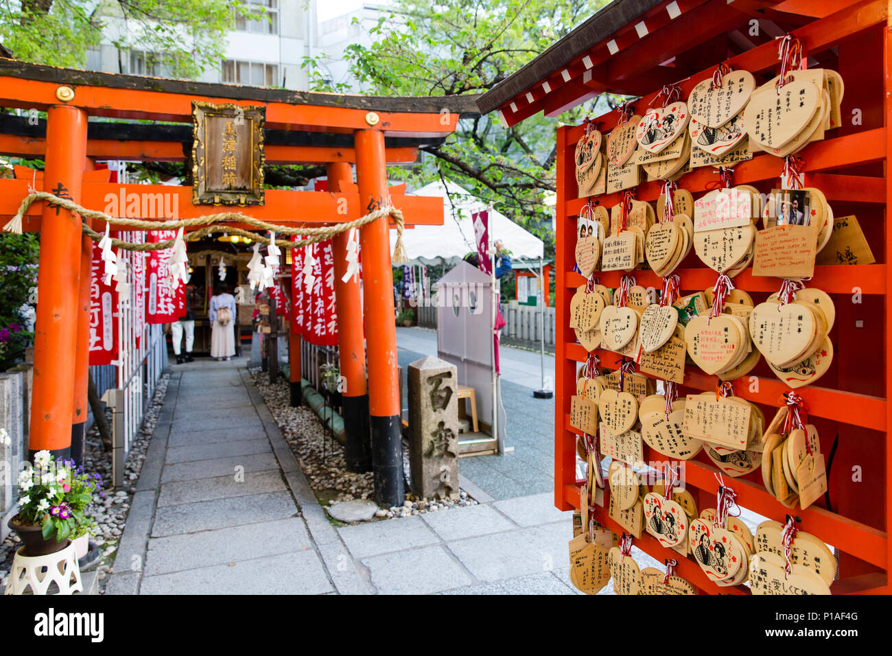 Legno placche Ema e Red Torii Gates all'Ohatsu Tenjin Santuario, Osaka, Giappone. Si tratta di un sub-santuario dedicato alla divinità Inari di coltivazione del riso Foto Stock