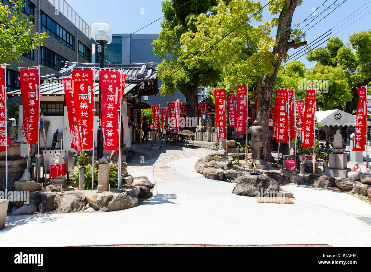 Red Flag di preghiera e le scritture accanto al tempio Jizou-Dou nel Tempio Shitennoji complessa, Osaka, Giappone Foto Stock