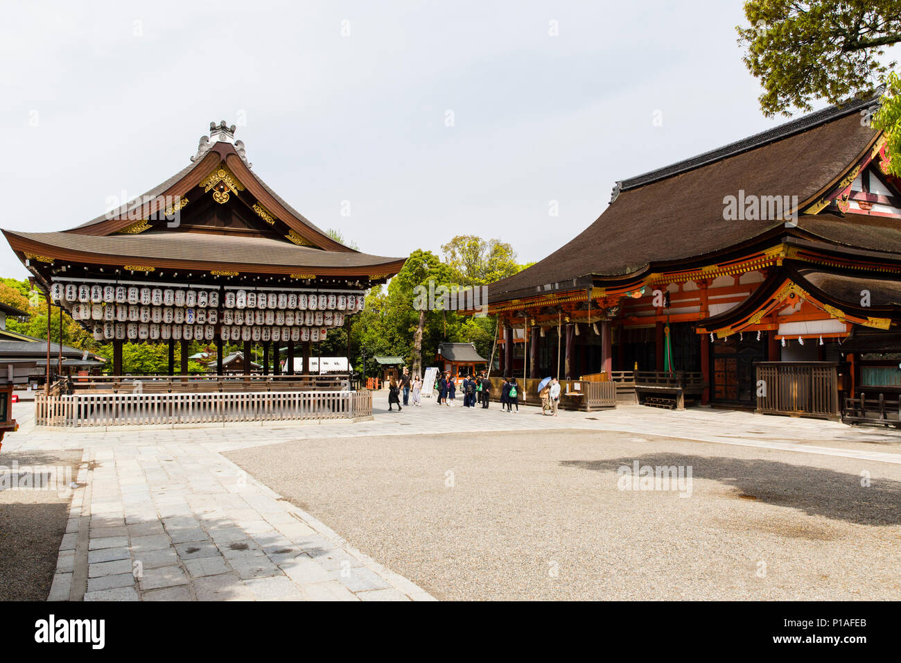 Il tempio principale di edifici e santuari all'interno dei motivi di il santuario Yasaka, Kyoto, Giappone. Foto Stock