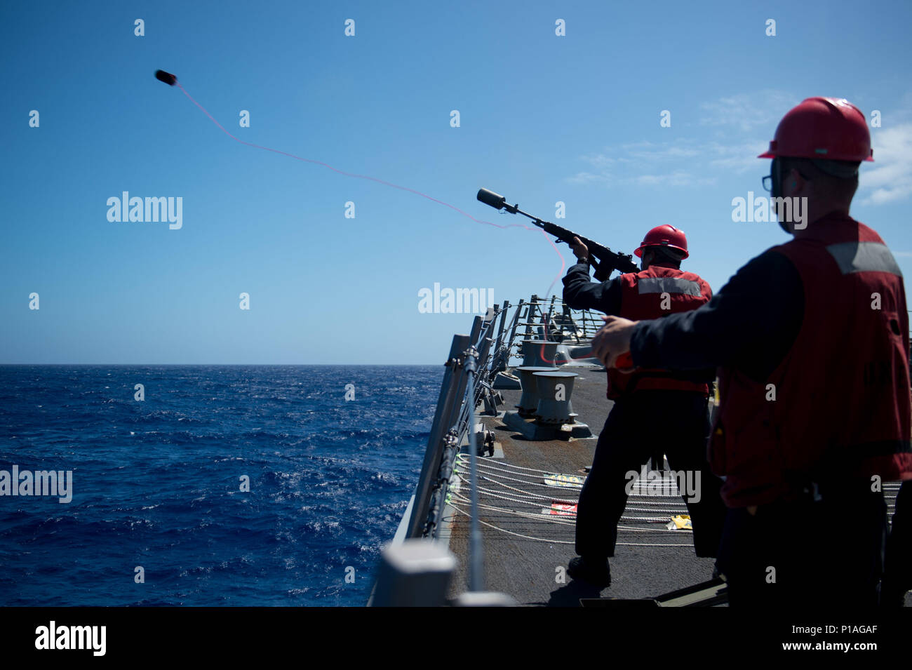 161005-N-NT265-070 Mare delle Filippine (ott. 5, 2016) Petty Officer 2a classe NhutTruong Nguyen, assegnato all'distribuita Arleigh Burke-class guidato-missile destroyer USS McCampbell (DDG 85) spara una linea per i militari di comando Sealift flotta oliatore di rifornimento USNS Rappahannock (T-AO 204) durante un rifornimento in mare. McCampbell è di pattuglia con un Carrier Strike gruppo cinque (CSG 5) nel Mare delle Filippine il supporto di sicurezza e stabilità nella Indo-Asia-regione del Pacifico. (U.S. Navy foto di Sottufficiali di seconda classe Senyk cristiana/rilasciato) Foto Stock