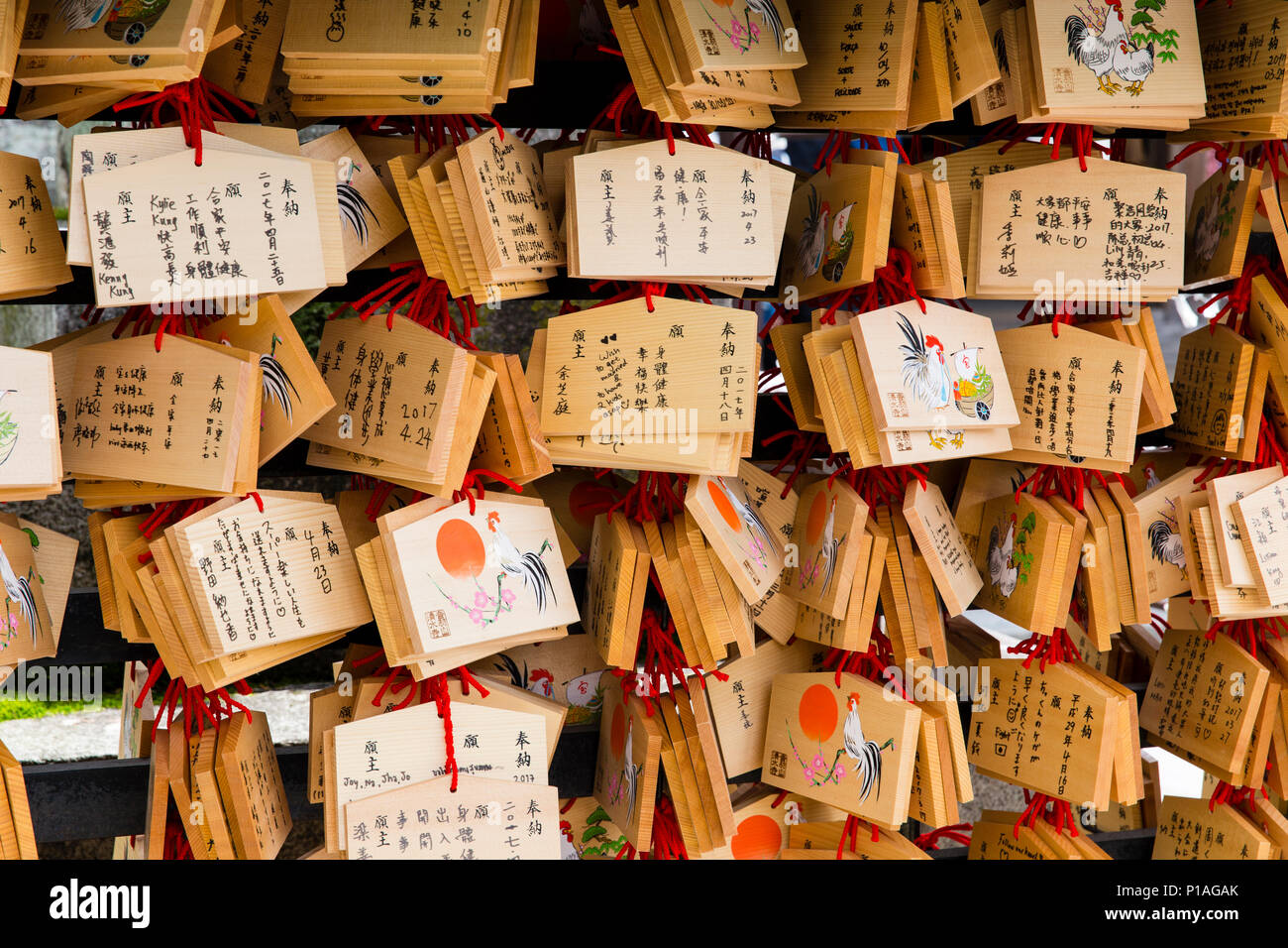 Legno placche Ema riagganciando a Kiyomizu-dera tempio, Kyoto, Giappone Foto Stock