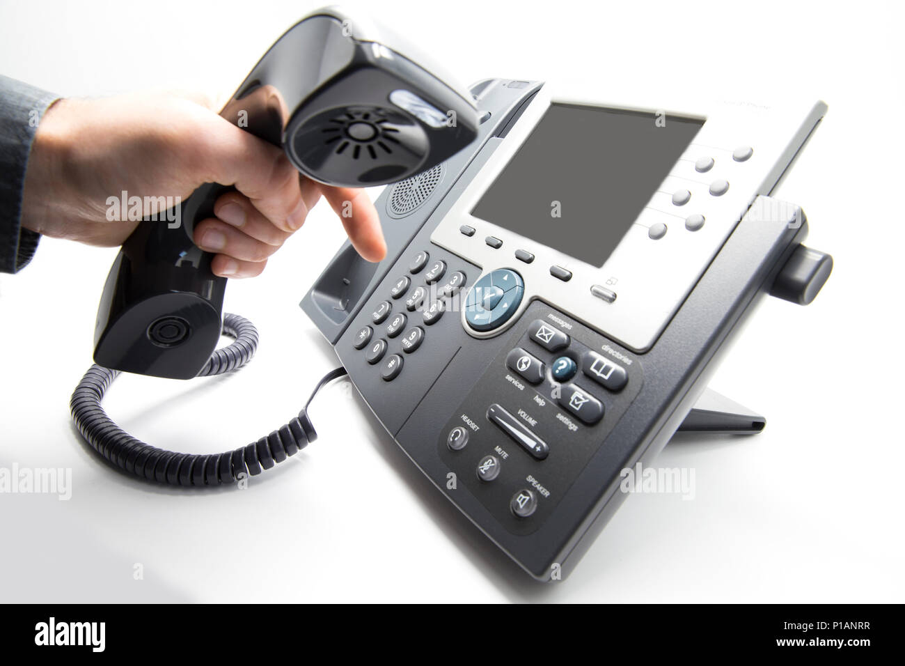 Esecuzione di una chiamata, l uomo è la composizione del numero IP il tastierino del telefono Foto Stock