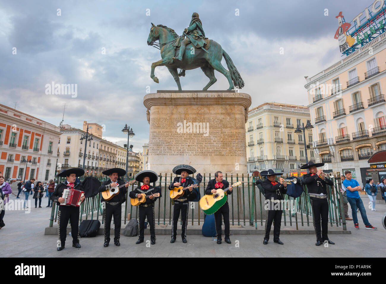 Mariachi band, vista di una band messicana di mariachi che suona ai turisti a Puerta del Sol, una grande piazza nel centro della città di Madrid, Spagna. Foto Stock
