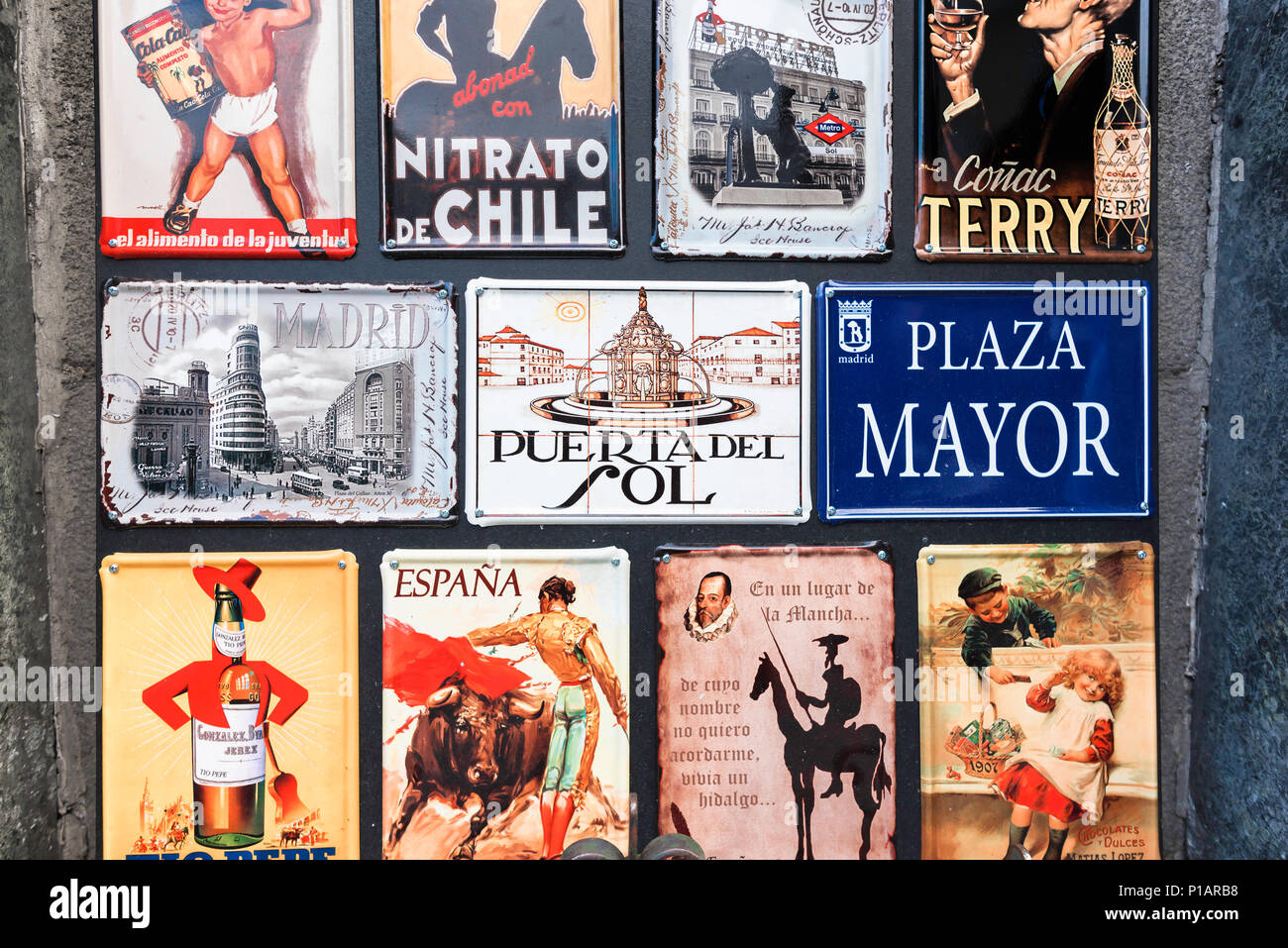 Madrid Spagna turismo, vista di una collezione di targhe souvenir in vendita ai turisti nella Puerta del Sol che mostra le attrazioni di Madrid o Spagna. Foto Stock
