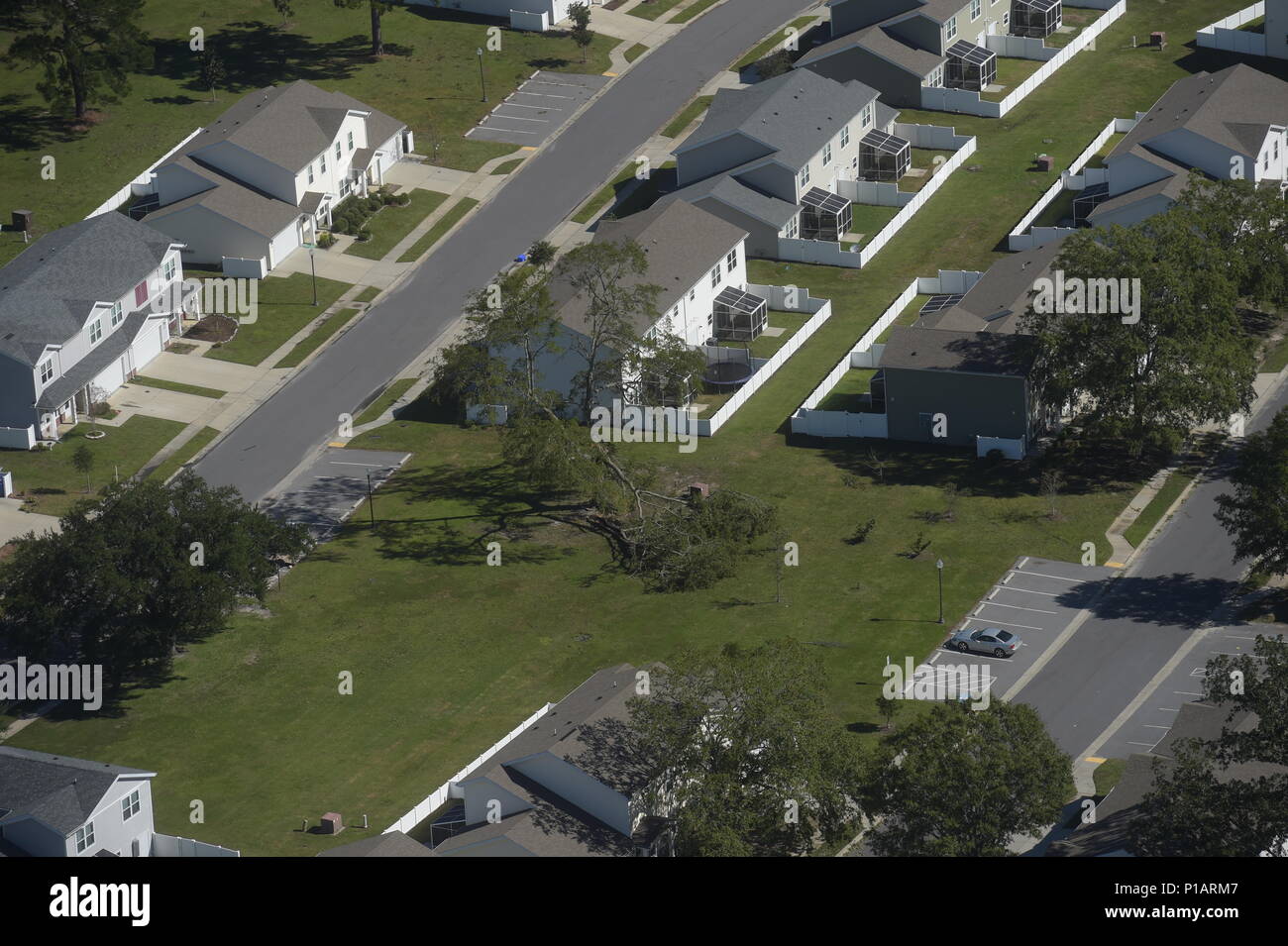 Stati Uniti Esercito gli equipaggi degli aeromobili assegnati al 2° Battaglione, 151st brigata, Carolina del Sud la Guardia Nazionale, Antenna di condurre una valutazione dei danni tramite una UH-60 Blackhawk su base comune, Charleston S.C., dopo l uragano Matthew spazzare la zona il 9 ottobre, 2016. Tutto il personale non strettamente necessario evacuare l'area, ma restituito dopo il disastro i coordinatori di risposta ha valutato i danni e verificato un ambiente di funzionamento sicuro. (U.S. Air Force foto di Tech. Sgt. Barry Loo) Foto Stock